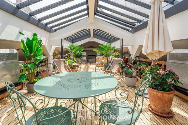 Loft avec patio dans un ancien garage automobile