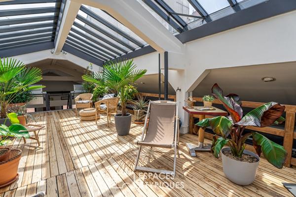 Loft avec patio dans un ancien garage automobile