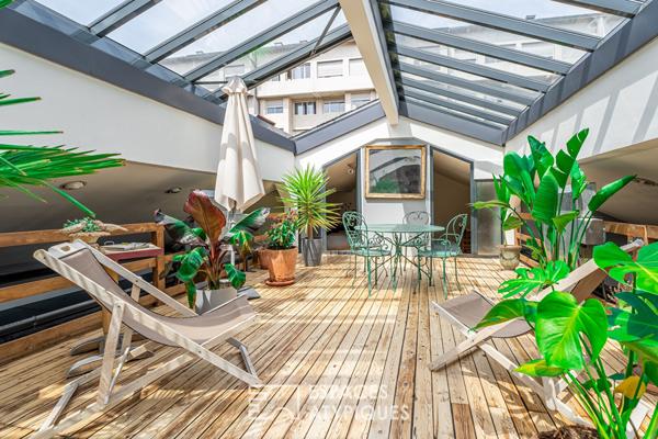 Loft avec patio dans un ancien garage automobile