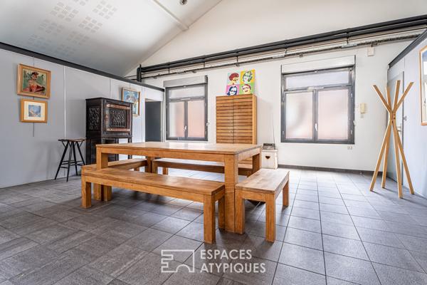 Loft avec patio dans un ancien garage automobile
