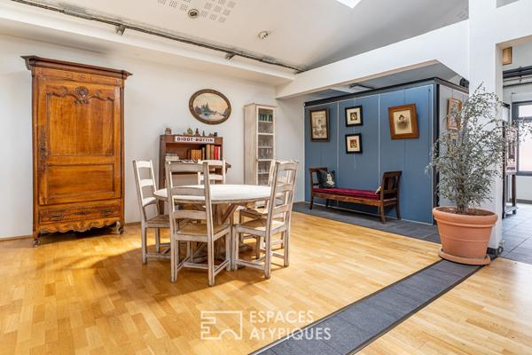 Loft avec patio dans un ancien garage automobile