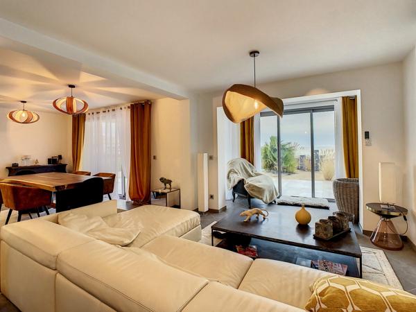 Villa 7 pièce(s) 4 chambre(s) 200 m²