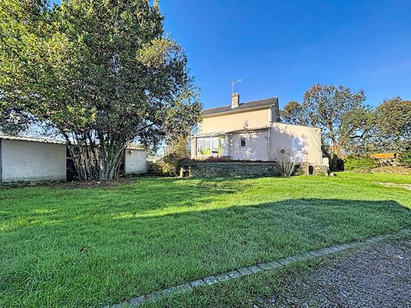 Maison ancienne à vendre au coeur de Juigné sur Loire sur une belle parcelle close de plus de 800m²