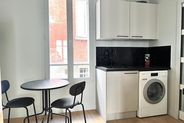 Paris (75018) Studio 22m² carrez proche funiculaire Montmartre, entièrement refait, équipé et pensé par architecte