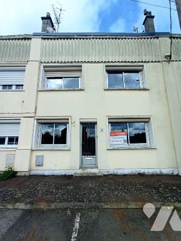 Centre-ville de Condé sur Noireau, une maison d'habitation de trois pièces principales comprena...