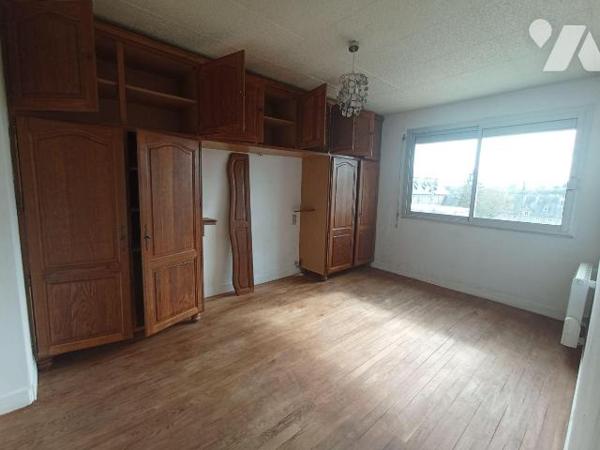 Centre-ville de Condé sur Noireau, une maison d'habitation de trois pièces principales comprena...