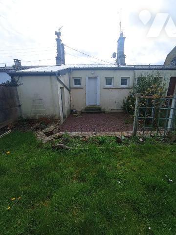 Centre-ville de Condé sur Noireau, une maison d'habitation de trois pièces principales comprena...