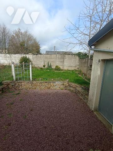 Centre-ville de Condé sur Noireau, une maison d'habitation de trois pièces principales comprena...