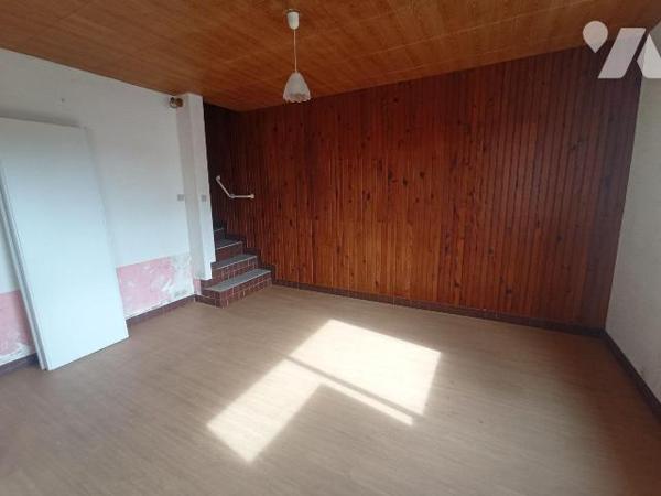 Centre-ville de Condé sur Noireau, une maison d'habitation de trois pièces principales comprena...