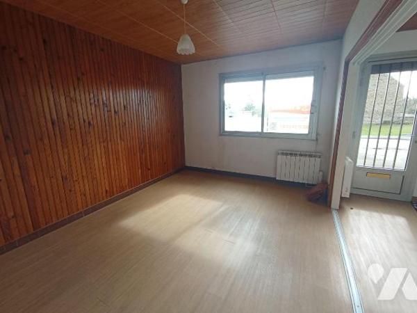 Centre-ville de Condé sur Noireau, une maison d'habitation de trois pièces principales comprena...