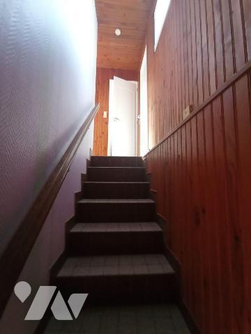 Centre-ville de Condé sur Noireau, une maison d'habitation de trois pièces principales comprena...