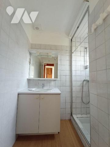 Centre-ville de Condé sur Noireau, une maison d'habitation de trois pièces principales comprena...