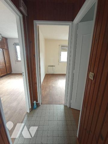 Centre-ville de Condé sur Noireau, une maison d'habitation de trois pièces principales comprena...