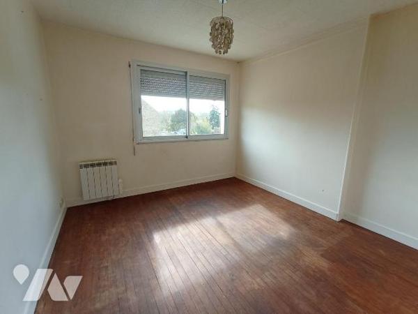 Centre-ville de Condé sur Noireau, une maison d'habitation de trois pièces principales comprena...