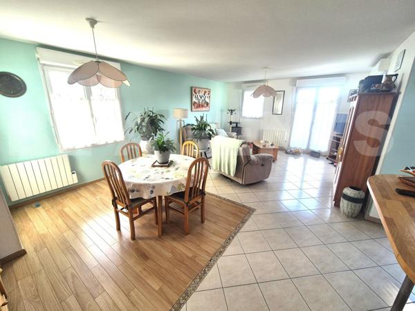 F4 2 chambres grand balcon 2 parkings Résidence 2005 dernier étage séjour cuisine 42m² lumineux RER-