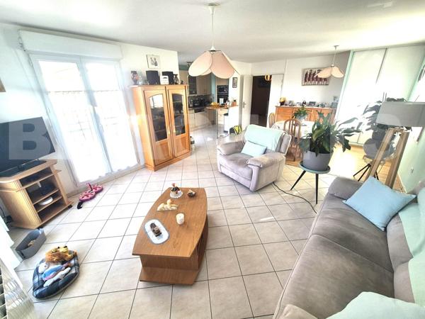 F4 2 chambres grand balcon 2 parkings Résidence 2005 dernier étage séjour cuisine 42m² lumineux RER-