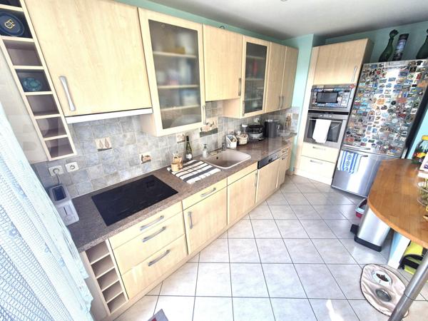 F4 2 chambres grand balcon 2 parkings Résidence 2005 dernier étage séjour cuisine 42m² lumineux RER-