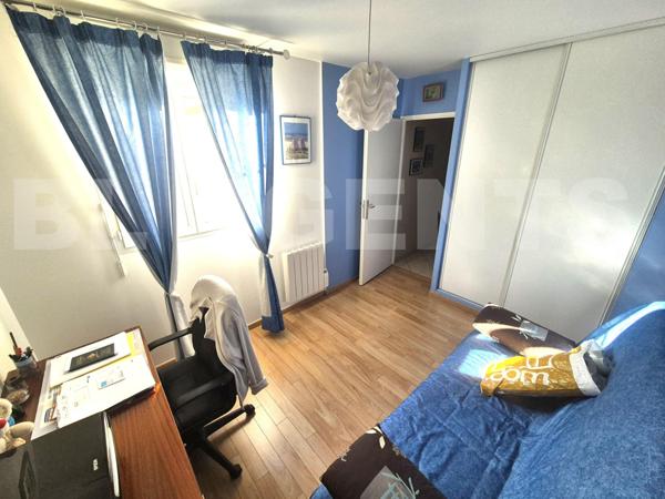 F4 2 chambres grand balcon 2 parkings Résidence 2005 dernier étage séjour cuisine 42m² lumineux RER-