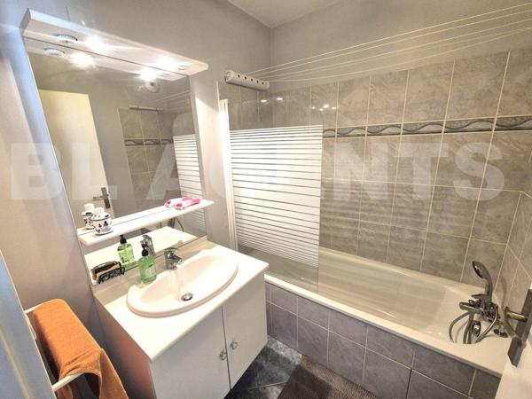 F4 2 chambres grand balcon 2 parkings Résidence 2005 dernier étage séjour cuisine 42m² lumineux RER-