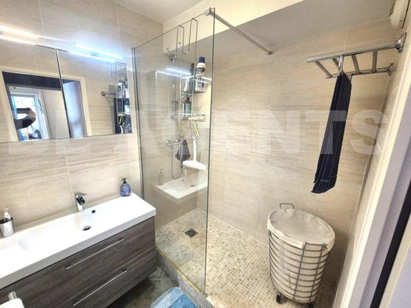 F4 2 chambres grand balcon 2 parkings Résidence 2005 dernier étage séjour cuisine 42m² lumineux RER-