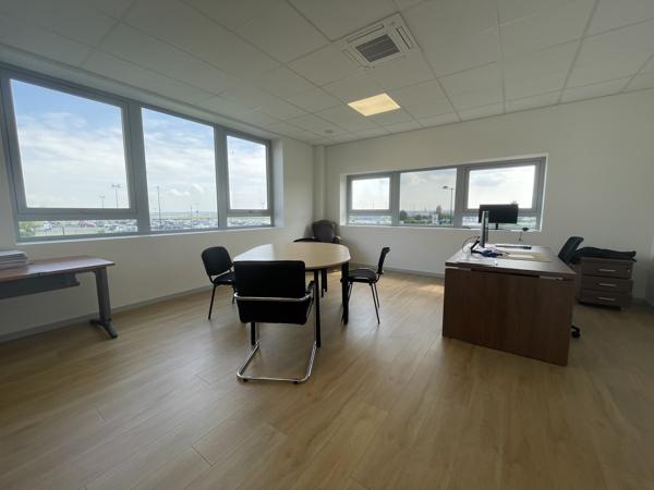 Bureaux de 356 m2 environ à proximité immédiate de l'aéroport