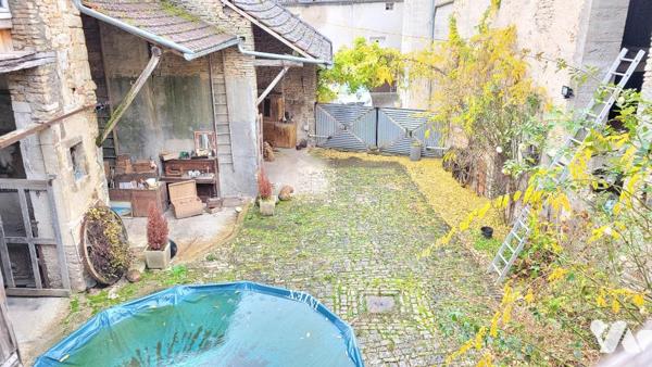 CHAMPLITTE, maison en pierres avec dépendances et terrain attenant.