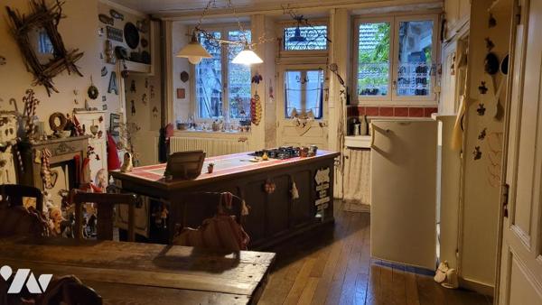 CHAMPLITTE, maison en pierres avec dépendances et terrain attenant.