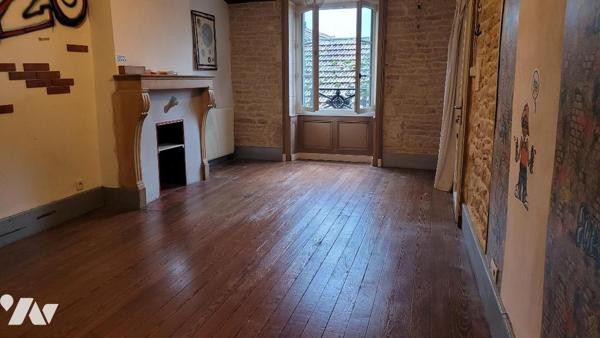 CHAMPLITTE, maison en pierres avec dépendances et terrain attenant.