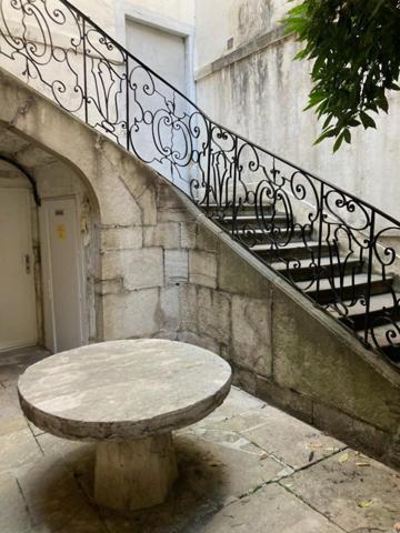 SITUE EN PLEIN CENTRE VILLE