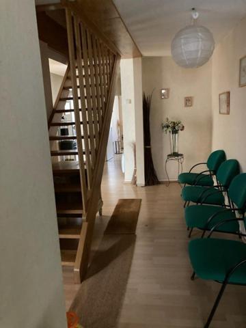 SITUE EN PLEIN CENTRE VILLE