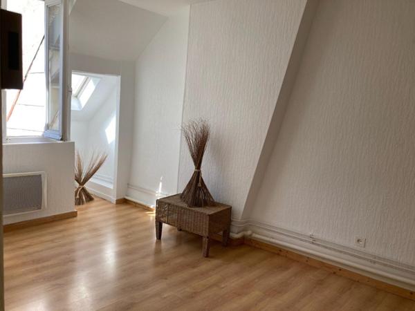 SITUE EN PLEIN CENTRE VILLE