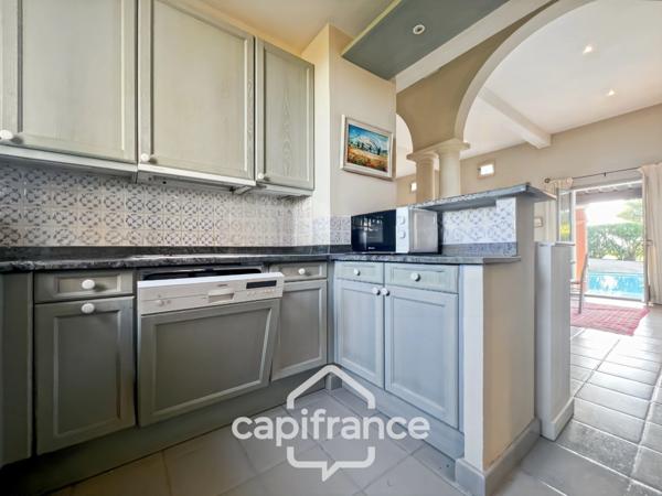 GOLF DE PONT ROYAL, Villa de plain pied de 127 m² climatisée sur un terrain de 995 m², bordure de fairway, piscine