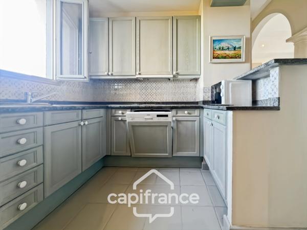 GOLF DE PONT ROYAL, Villa de plain pied de 127 m² climatisée sur un terrain de 995 m², bordure de fairway, piscine