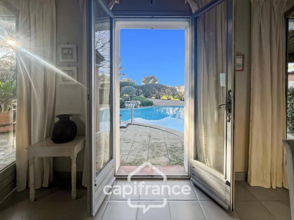 GOLF DE PONT ROYAL, Villa de plain pied de 127 m² climatisée sur un terrain de 995 m², bordure de fairway, piscine