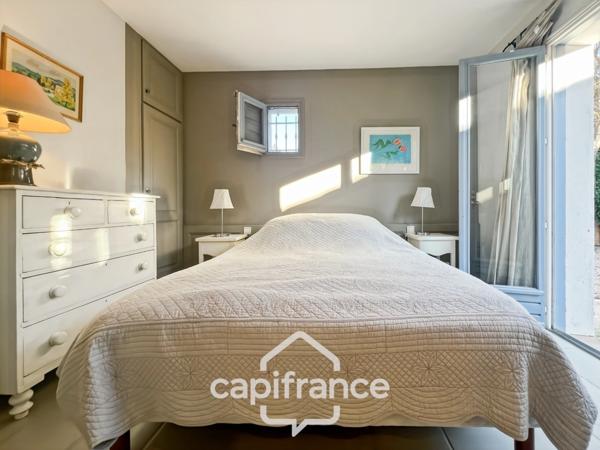 GOLF DE PONT ROYAL, Villa de plain pied de 127 m² climatisée sur un terrain de 995 m², bordure de fairway, piscine