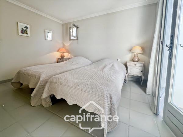 GOLF DE PONT ROYAL, Villa de plain pied de 127 m² climatisée sur un terrain de 995 m², bordure de fairway, piscine