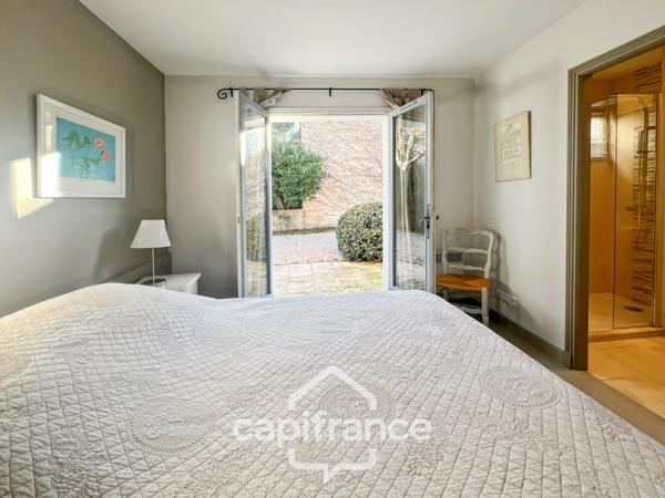 GOLF DE PONT ROYAL, Villa de plain pied de 127 m² climatisée sur un terrain de 995 m², bordure de fairway, piscine