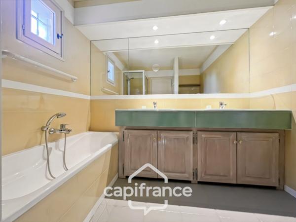 GOLF DE PONT ROYAL, Villa de plain pied de 127 m² climatisée sur un terrain de 995 m², bordure de fairway, piscine