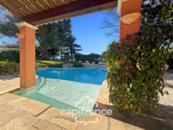 GOLF DE PONT ROYAL, Villa de plain pied de 127 m² climatisée sur un terrain de 995 m², bordure de fairway, piscine