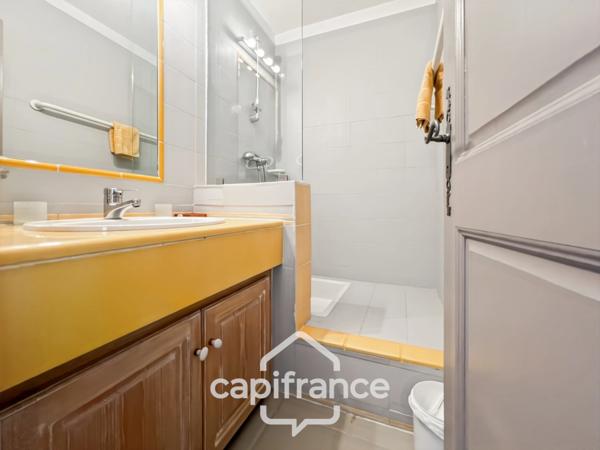 GOLF DE PONT ROYAL, Villa de plain pied de 127 m² climatisée sur un terrain de 995 m², bordure de fairway, piscine