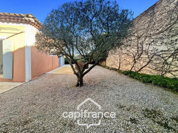 GOLF DE PONT ROYAL, Villa de plain pied de 127 m² climatisée sur un terrain de 995 m², bordure de fairway, piscine