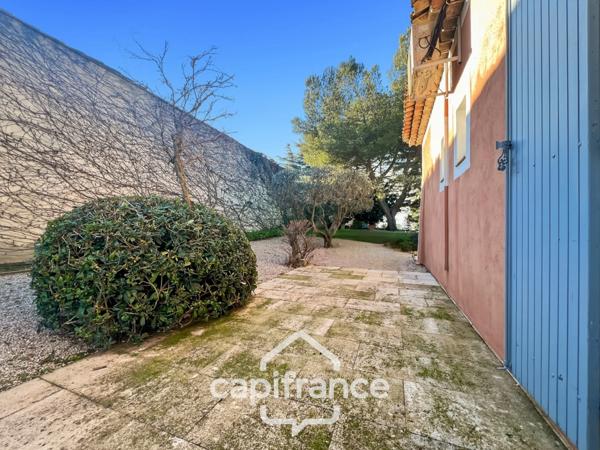 GOLF DE PONT ROYAL, Villa de plain pied de 127 m² climatisée sur un terrain de 995 m², bordure de fairway, piscine