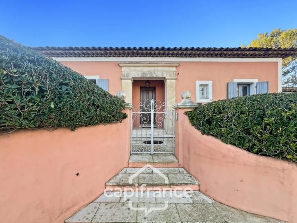 GOLF DE PONT ROYAL, Villa de plain pied de 127 m² climatisée sur un terrain de 995 m², bordure de fairway, piscine