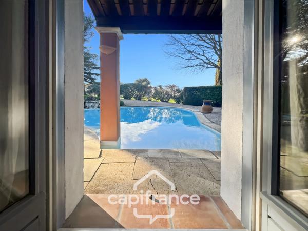 GOLF DE PONT ROYAL, Villa de plain pied de 127 m² climatisée sur un terrain de 995 m², bordure de fairway, piscine