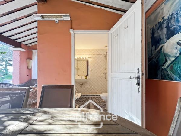 GOLF DE PONT ROYAL, Villa de plain pied de 127 m² climatisée sur un terrain de 995 m², bordure de fairway, piscine