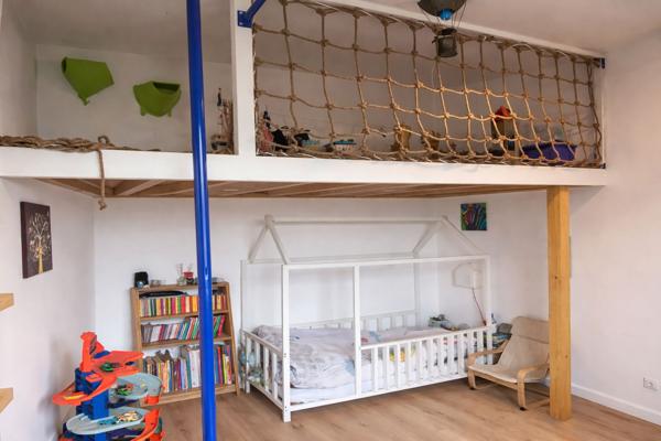 Maison atypique de 6 pièces 122 m² avec jardin et salon d'été entièrement rénovée