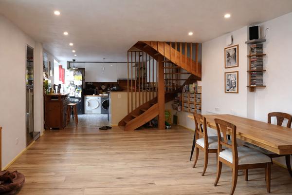 Maison atypique de 6 pièces 122 m² avec jardin et salon d'été entièrement rénovée