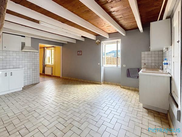 Maison à la campagne avec terrain et dépendances
