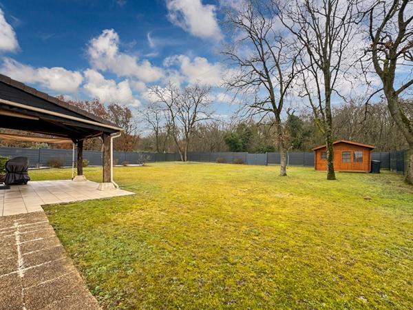 MAISON INDIVIDUELLE EN LISIÈRE DE FORÊT AVEC UN MODE DE VIE PLAIN-PIED ET UN SOUS-SOL TOTAL