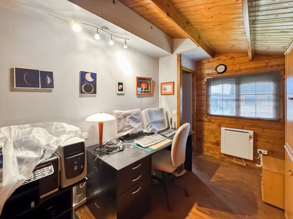 MAISON INDIVIDUELLE EN LISIÈRE DE FORÊT AVEC UN MODE DE VIE PLAIN-PIED ET UN SOUS-SOL TOTAL